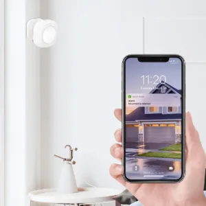 WOOX Zigbee Smart PIR Sensor montert på en vegg med telefonvarsel for bevegelsesdeteksjon i hjemmet