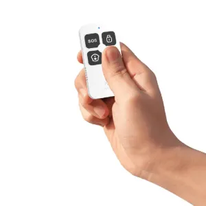 WOOX Zigbee viedā tālvadības pults ar SOS, bloķēšanas un sākuma pogām, redzama rokā