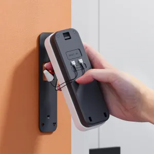 WOOX viedā video durvju zvana aizmugures skats ar microSD slotu un montāžas kronšteinu uzstādīšanas laikā