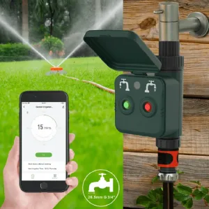 Contrôleur d’irrigation intelligent WOOX sur un robinet extérieur, avec commande via application et arrosage du jardin par arroseur