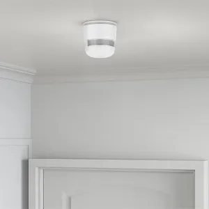 WOOX Zigbee viedais dūmu detektors, uzstādīts pie griestiem mājas interjerā, balts apaļš dizains