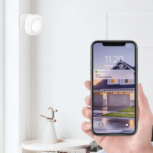 WOOX Zigbee Smart PIR Sensor an einer Wand montiert, mit Smartphone-Benachrichtigung zur Bewegungserkennung zu Hause